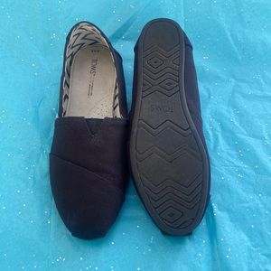Size 9.5 black TOMS